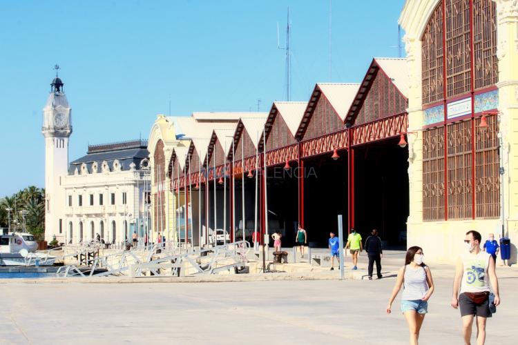 Tinglados de La Marina con el edificio de El Reloj al fondo