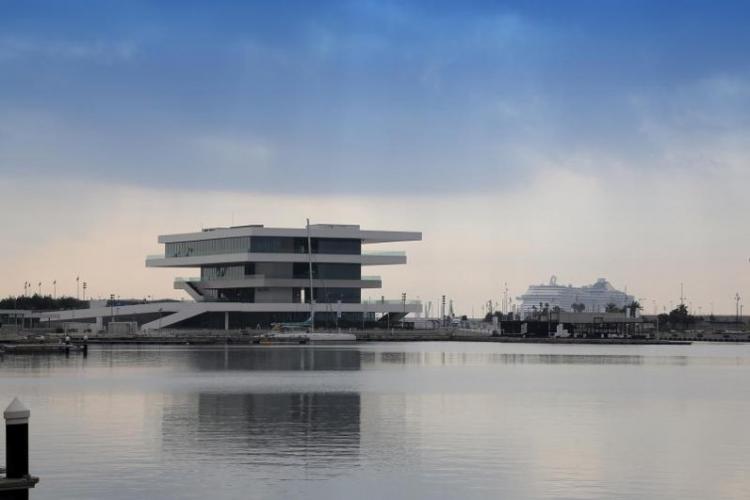 Edificio Veles e Vents reflejado sobre el agua